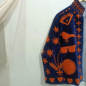 Veste Suzani en velours bleu brodée à la main, un incontournable de la mode indienne, cadeau d'Halloween pour elle, vêtement d'extérieur bohème - Product Image 6