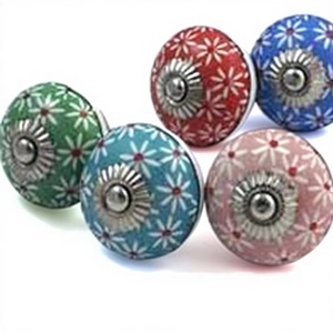 Perillas redondas de resina para gabinetes con diseño floral en verde, rojo, azul, rosa y verde azulado para uso en armarios y guardarropas - Product Image 1