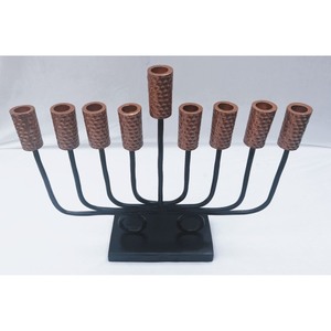 Le porte-bougie en métal transforme une flamme ordinaire en une spectacle captivant de lumière et d'ombre, ajoutant profondeur et chaleur. - Product Image 3