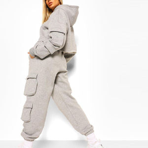 Nouvel article : Ensemble jogging 2 pièces gris en polaire pour femme, coupe ample, décontracté, toutes saisons, avec sweat-shirt à imprimé lettres et poches cargo - Product Image 2
