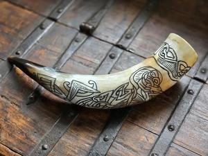 Cuerno para Beber Hecho a Mano con Soporte, Patrones Vikingos Grabados Personalizados para Mead y Tiendas de Artículos Vikingos POR PERFECT ENTERPRISES - Product Image 4