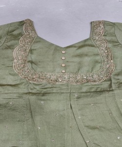 ชุดเลเฮนกาปักลายดิ้นไหมวิชิตร้าสุดหรู พร้อมผ้าคลุมไหล่ สำหรับงานเทศกาล ราคาขายส่ง เสื้อผ้าชาติพันธุ์ สีพิสตา - Product Image 5