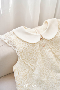 Chemise féminine sans manches en dentelle florale crème à col Peter Pan, tissée texturée, 100% polyester, haut SKYLAR - Product Image 5