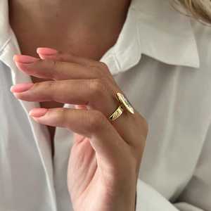 Bague de fiançailles en or jaune 5 mm avec diamant de laboratoire marquise de 3 carats, sertie à la closière chanfreinée, ajustement parfait, certifiée IGI - Product Image 3