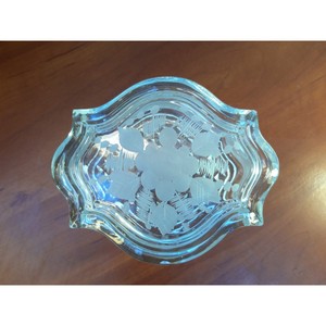 Una forma elegante que aporta refinamiento a cualquier tocador. Un estuche lujoso diseñado para celebrar tu estilo personal. - Product Image 2