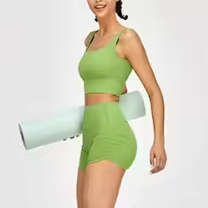 Ensemble de yoga pour femmes, haut court vert, short taille haute, 2 pièces, sans couture, en spandex et polyester, vêtements de sport, fabrication sur mesure par Twin City - Product Image 2