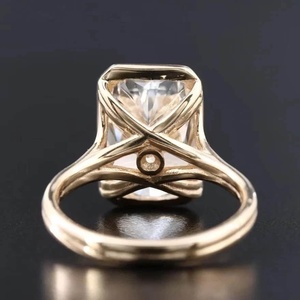 BEST SELLER Bague de fiançailles et de mariage en or jaune 14 carats avec diamant de laboratoire taille radiant 4 carats, certifié IGI, E VVS2, sertissage clos de luxe - Product Image 2