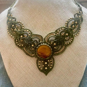 สร้อยคอแมคราเม่ทำมือประดับหินไทเกอร์อายทรงรีสีน้ำตาล เชือกสีเขียว ลูกปัดสีทอง สไตล์โบโฮ เครื่องประดับบำบัดรักษา ของขวัญสำหรับชาวพุทธ รับรองโดย IGI - Product Image 1