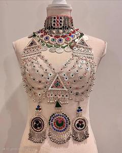 เครื่องประดับศีรษะแบบอัฟกันคูชีมาธาปาตติ ประดับด้วยจี้ห้อยและงานโลหะฉลุลายละเอียดอ่อน สำหรับผมเจ้าสาวแบบดั้งเดิม - Product Image 1