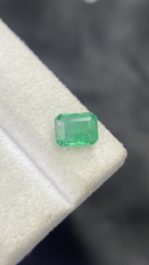 Esmeralda Zambiana Natural Certificada, Corte Octogonal, con Buen Brillo, Piedra Preciosa Suelta para Joyería, 1.25 Quilates - Product Image 6