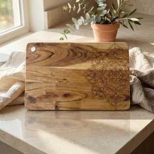 Planche à découper en bois Mandala faite à la main |   Planche à découper en bois d'acacia massif |   Décoration de cuisine rustique - Product Image 4