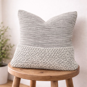 Coussin décoratif géométrique gris et blanc, housse de coussin en laine et coton style bohème, accent tissé de style marocain pour les intérieurs neutres - Product Image 3