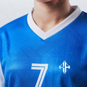 เสื้อฟุตบอลพรีเมียม แขนสั้น คอวี ทรงปกติ สำหรับผู้หญิง ผ้าคุณภาพสูง ปักโลโก้สีขาว ปิดด้วยกระดุมแบบสวม - Product Image 5