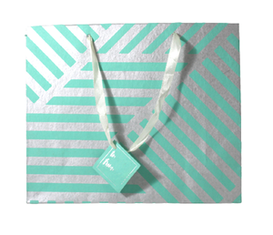 Bolsa de Regalo de Papel Reciclado Hecho a Mano con Diseño Clásico y Moderno, con Estampado Metálico Plateado en Toda la Superficie y Asas de Cinta de Satén a Juego - Product Image 1