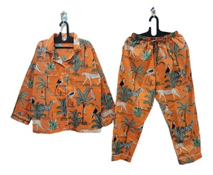 Pyjamas de luxe en coton pour femmes Vêtements de nuit confortables à imprimé jungle Ensemble de pyjama de vêtements de nuit confortables faits à la main - Product Image 1