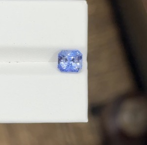 Saphir bleu naturel non chauffé 1,56 carats 5,5x6mm taille Asscher, pierre précieuse brute premium non traitée avec jeu de couleurs pour joaillerie fine - Product Image 3