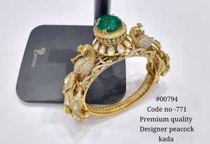 กำไลข้อมือดีไซน์เนอร์ 00794 รุ่น Peacock Kada ชุบทอง ประดับพลอยสีม่วงรูปไข่ ดีไซน์เพชร CZ เหมือนเพชรแท้ เครื่องประดับแฟชั่นสำหรับผู้หญิง - Product Image 3