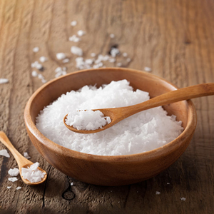 Sel de mer blanc naturel grossier pour la cuisine, l'assaisonnement alimentaire et les applications culinaires - Product Image 1