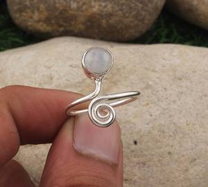 Bague minimaliste en argent sterling 925 avec pierre de lune arc-en-ciel, délicate et empilable, pour femme, pour mariage et usage quotidien - Product Image 2