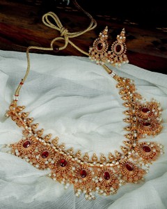 Conjunto de Joyería Chapada en Oro Estilo Templo Antiguo para Mujer con Piedras Kemp, Guttapusalu, Gargantilla y Pendientes Jhumka a Juego para Boda - Product Image 1