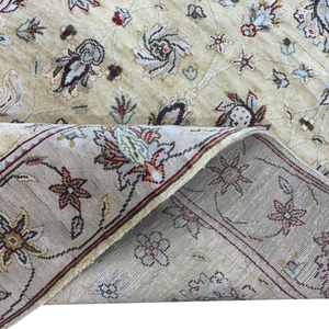 Tapis traditionnel à accents floraux en laine et soie noué à la main, beige chaud, à poils ras, 10' x 14' - Product Image 4