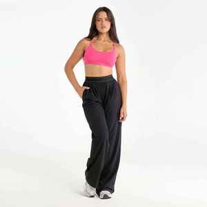 Ensemble de yoga 2 pièces X Custom pour femme : Crop top rose à bretelles en U et pantalon taille haute noir sans manches à jambes larges, respirant et uni - Product Image 1