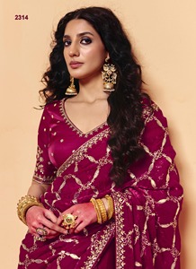 เสื้อเบลาส์เย็บปักลายผ้าส่าหรีผ้าไหมสีทองสำหรับสตรี - Product Image 2