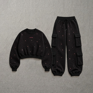 Conjunto Deportivo Oversize para Mujer con Pedrería: Sudadera con Cuello Redondo, Hoodie Corto y Pantalones Cargo Holgados Estilo Urbano - Product Image 3
