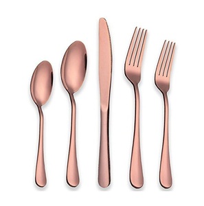 Ensemble de couverts modernes en or rose - 5 pièces en acier inoxydable poli miroir avec poignées élégantes et courbées pour une restauration raffinée - Product Image 3