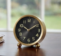 Horloge de table ronde élégante avec finition plaquée or, aiguilles dorées, cadran noir, parfaite pour une décoration intérieure élégante