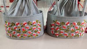 Elegante Bolsa Potli de Seda Gris Hecha a Mano con Bordado Floral Intrincado, Tradicional para Fiestas Indias y Bodas - Product Image 2