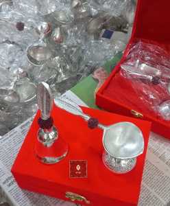 Juego de Pooja Plateado con Campana Achamani y Caja de Terciopelo en una Vibrante Caja de Presentación de Terciopelo Rojo - Product Image 2