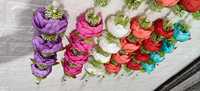 Handgemaakte kunstbloemen hangdecoratie met kwastjes en parelkettingen voor thuis en festivaldecoratie, duurzaam en herbruikbaar bloemenachtergrond.
