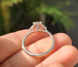 Bague de fiançailles moderne en diamant de laboratoire taille coussin, or/argent, certifiée IGI, design de bijoux fins de luxe pour mariage et anniversaire - Product Image 6
