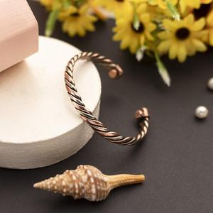 Brazalete de Alambre de Cobre Entrelazado, Brazalete Abierto de Metal con Diseño de Bucle Fluido para Accesorios de Moda Contemporánea - Product Image 2