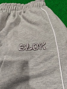 Pantalon de jogging en molleton chenille 480 GSM épais, 100 % coton, broderie tendance en point de croix, avec sacs personnalisés - Product Image 2