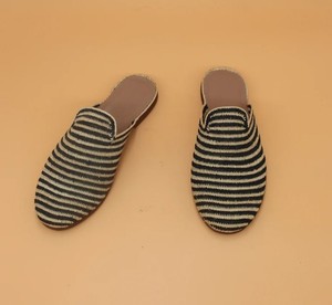 Mules de Rafia Hechos a Mano: Zapatos Marroquíes Tejidos de Marrakech - Product Image 1