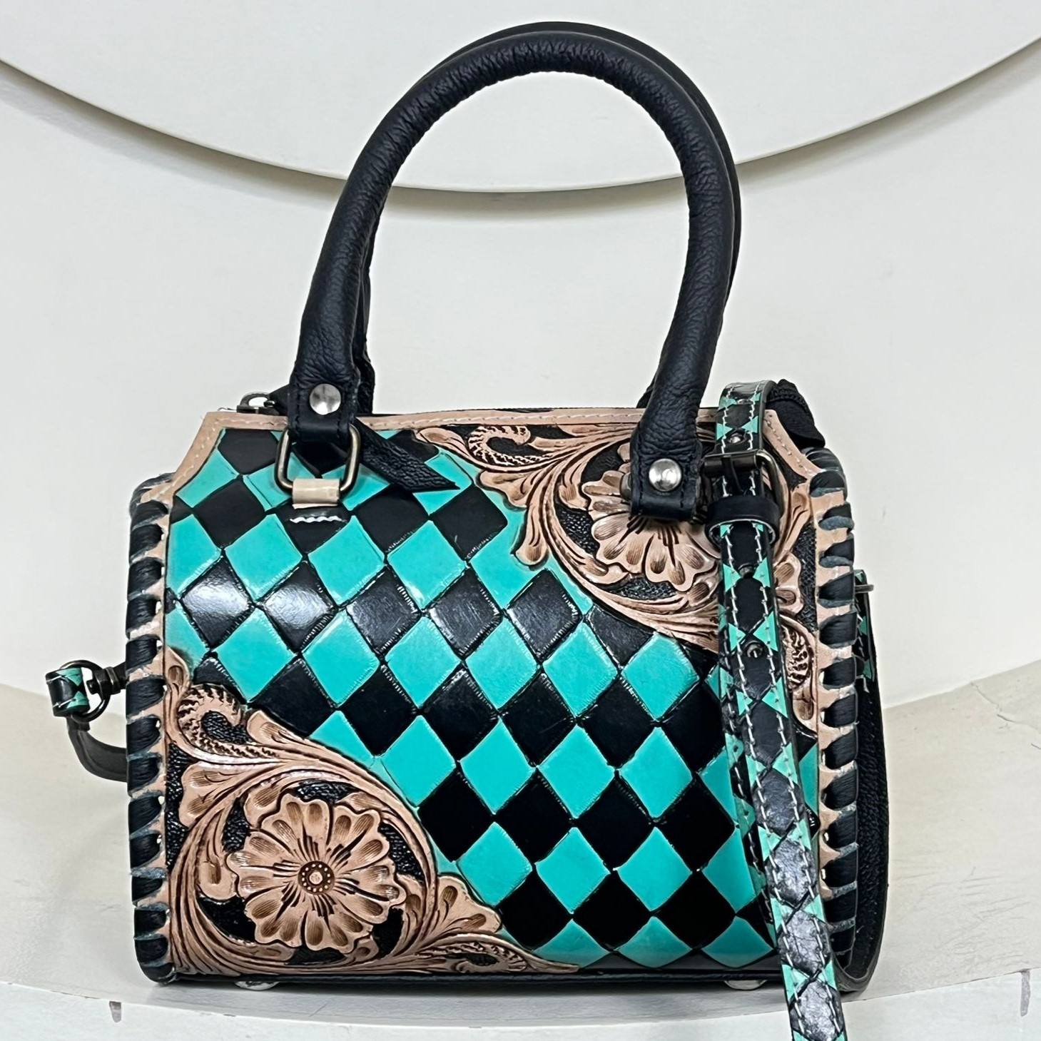 ลายตารางหมากรุกสีดำและเทอร์ควอยซ์