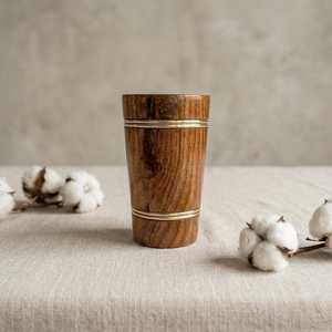 Tasse à boire en bois d'acacia de luxe avec bandes en laiton de qualité supérieure, tasse en bois faite à la main pour jus, thé, café et eau - Product Image 5