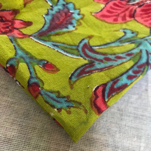 Tissu en coton imprimé à la main – Motif floral audacieux sur fond vert lime |   Vente en gros de textiles indiens - Product Image 2