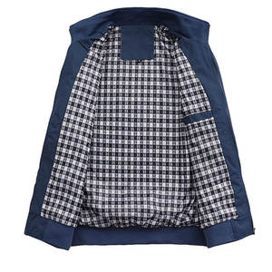 เสื้อแจ็คเก็ตบอมเบอร์ผู้ชาย สีกรมท่าล้วน คอตั้ง ติดซิปด้านหน้า แขนยาว สวมใส่สบาย กันลม ผลิตจากโพลีเอสเตอร์/คอตตอน น้ำหนัก 280 กรัม - Product Image 3