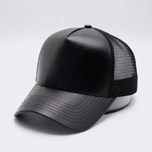 Casquette Trucker Personnalisée en Simili Cuir Noir Mat, Casquette Snapback en Maille Premium, Chapeau de Baseball Urbain de Luxe pour le Streetwear et l'Extérieur - Product Image 1