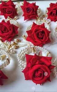 Exquisito conjunto de joyería floral hecho a mano con rosas de terciopelo rojo y perlas blancas para mujeres y niñas, pulseras nupciales de flores artificiales. - Product Image 2