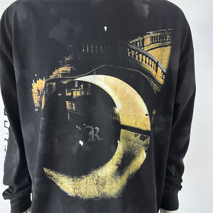 เสื้อยืดผู้ชายคอวีทรงโอเวอร์ไซส์ ผ้าฝ้าย 100% สีขาวดำ ลายกราฟฟิตีแบบสาดสี ทำสีแบบพิเศษจากโรงงาน ป้องกันรอยยับ - Product Image 2