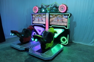 Super Bikes 2 : Machine d'arcade de course de motos pour deux joueurs, simulateur de conduite de moto à double écran connecté, à monnayeur - Product Image 3