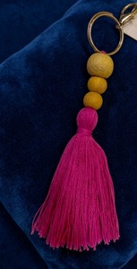Porte-clés en rayonne rose avec pompon et perles en bois, accessoire décoratif pour clés de voiture - Product Image 4