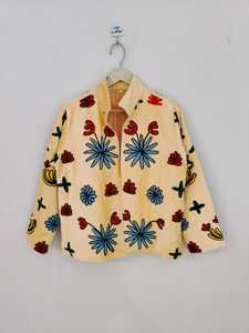 เสื้อแจ็คเก็ตบอมเบอร์กำมะหยี่ปักลายดอกไม้ลายเสือดาวทำมือ-เป็นมิตรกับสิ่งแวดล้อม แบบกลับด้านได้ แขนสั้น ดีไซน์สำหรับฤดูหนาว จากราชสถาน - Product Image 2