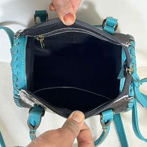 กระเป๋าหนังวัวแท้คุณภาพพรีเมียม ขนาดเล็ก รุ่น Speedy Duffel ประดับหินเทอร์ควอยซ์สุดหรู พร้อมสายสะพายข้าง สำหรับทุกเพศ - Product Image 6