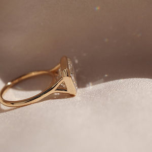 Anillo de Compromiso Solitario con Diamante Cultivado en Laboratorio de Corte Esmeralda de 2 Quilates, con Engaste de Bisel, Certificado IGI, Anillo Personalizado de Oro y Plata - Product Image 5