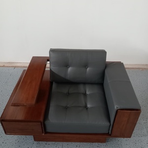 Elegante Sofá Minimalista de Dos Plazas con Apoyabrazos Circulares Escultóricos de Madera de Teca y Tela Crema Premium para Sala de Estar - Product Image 1